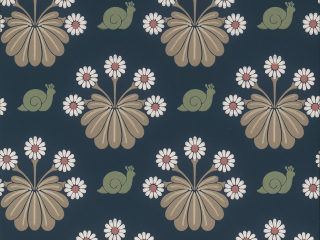 Donkerblauw behang met groene slakken met tussendoor bloemen met witte bladen en een roze hart Burges Snail - Dark Blue
