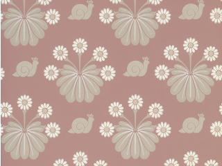 Burges Snail - Rosie is een behang van Little Greene met een donkerroze kleur afgewisseld met witte bloemen en beige slakjes