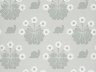 Burges Snail - Silver behang met grijze tinten met onder andere slakken en vrolijke bloemen van Little Greene