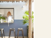 Little Greene - Slaked Lime 105 een enegroot vlak van een buitenmuur met een houten overkapping