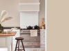 Little Greene - Mushroom 142 op de wand in de keuken