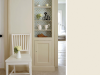 Little Greene - Clay Pale 152 op de muur en stoel
