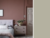 Little Greene - French Grey Dark 163 op de deur in een donkerroze slaapkamer