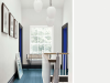 Little Greene - Shallows 223 op de overloop met een groot raam en blauwe vloer