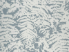 Blauw behang met grote grijze bladen Fern - Clearing van Little Greene