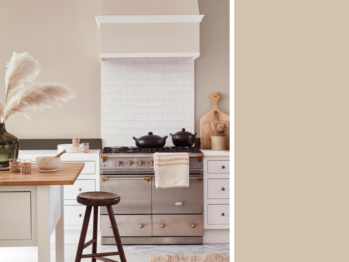 Little Greene - Mushroom 142 op de wanden in een landelijke witte keuken