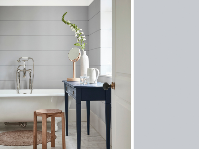 Little Greene - Gauze Dark 166 op de badkamer muur