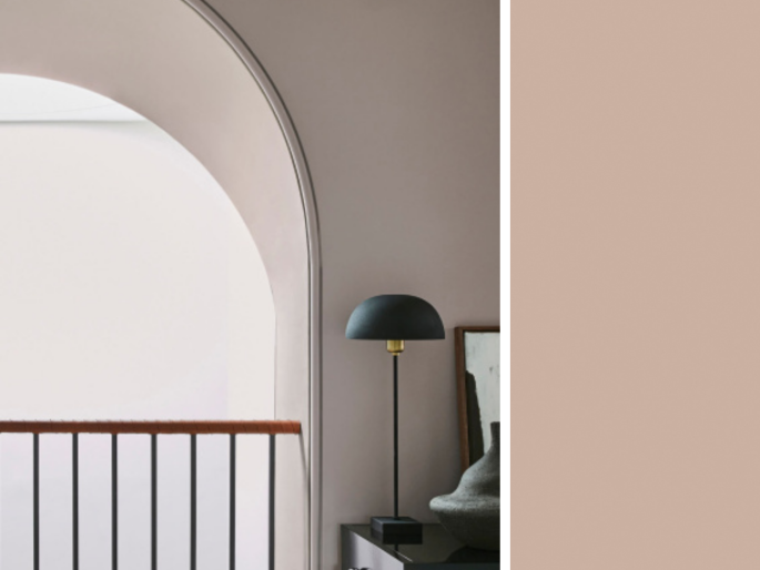 Little Greene - China Clay Dark 178 op een wand met een toog