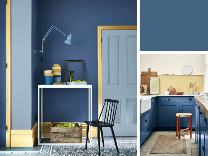 Little Greene - Woad 251 op de muren in hal met tegelvloer en gele plinten