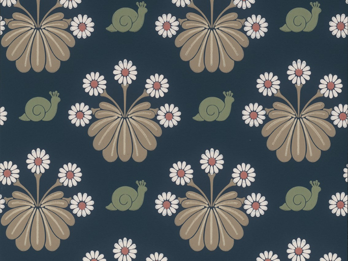 Donkerblauw behang met groene slakken met tussendoor bloemen met witte bladen en een roze hart Burges Snail - Dark Blue