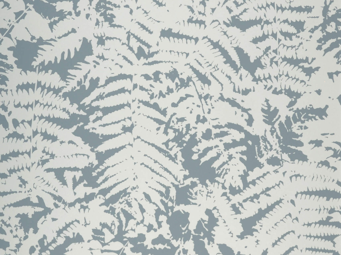 Blauw behang met grote grijze bladen Fern - Clearing van Little Greene