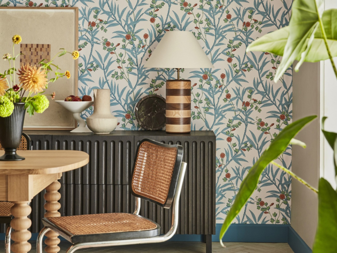 Behang Bamboo Floral - Heat van Little Greene toegepast in eetkamer met blauwe plinten