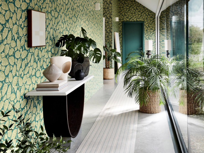 Little Greene Beech Nut - Florence behang toegepast in een hal van een woning