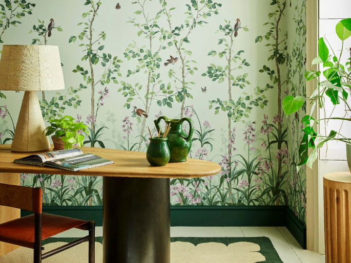 Sfeerfoto Bird & Bluebell - Pea Green in een eetkamer met een hoge donkergroene vloerplint