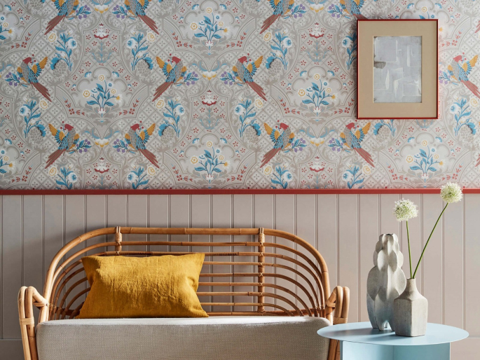 Little Greene Brodsworth - Triumph behang boven een klassieke lambrisering met oranje accenten