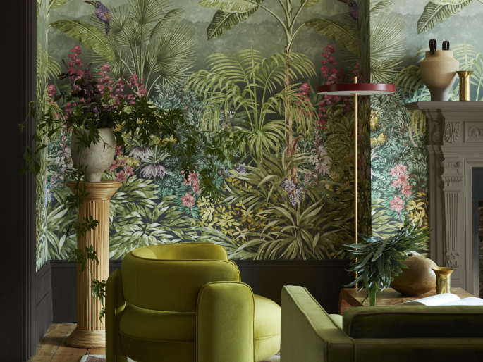 Woonkamer met Capricorn - Boringdon behang op de wanden en een lage donkere lambrisering