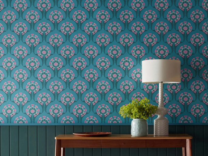 Hencroft - Azure behang van Little Greene toegepast boven een klassieke lambrisering