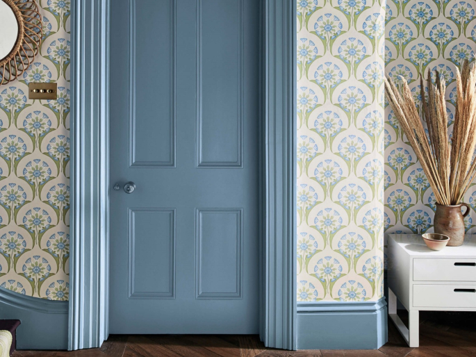 Hencroft - Blue Primula toegepast in een hal met blauwe vloerplint en deur