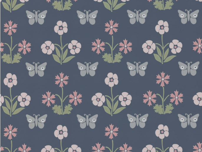 Donkerblauwe vlinderbehang Burges Butterfly - Hicks' Blue van Little Greene met roze bloemen