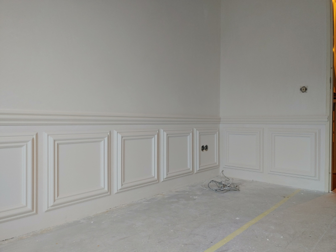 Orac wandpaneel W121 toegepast in lage lambrisering.