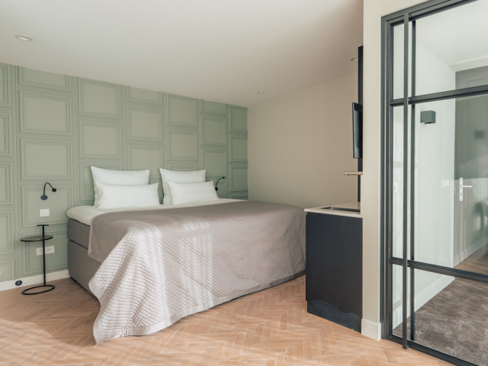 Orac wandpaneel W121 achter bed toegepast op de wand als hoofdbord.