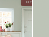 Little Greene - Pearl Colour Dark 169 toegepast op de muur naast een kozijn