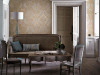 Bonaparte - Pure Gold behang van Little Greene met oude meubelen voor een klassieke uitstraling