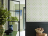 Ditsy Block - Phthalo behang van Little Greene boven een zwarte lambrisering 