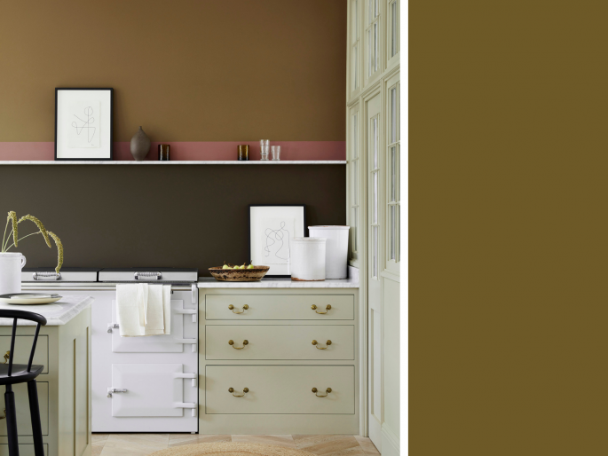Little Greene - Light Bronze Green 123 op de wand gecombineerd met een roze en bruine kleur in een keuken
