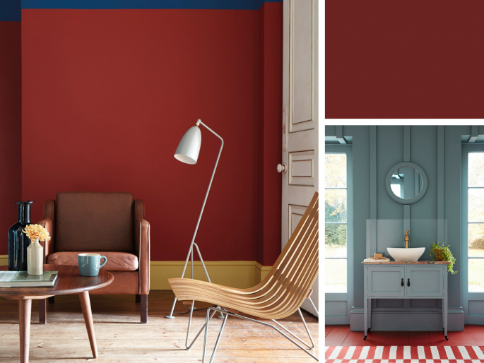 Little Greene - Bronze Red 15 op de wand in een woonkamer met een blauw plafond en gele vloerplinten