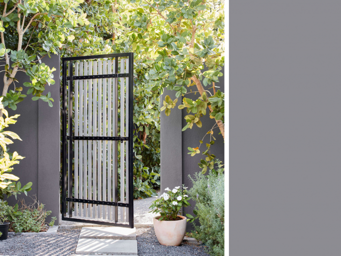 Little Greene - Arquerite 250 op tuinmuur