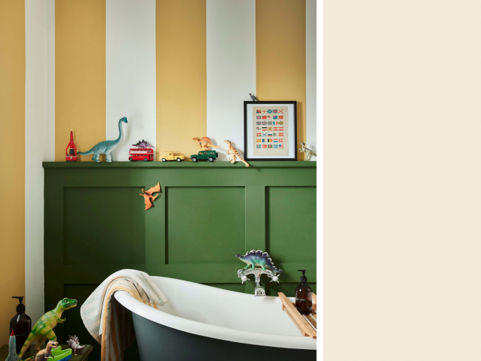Little Greene - Silent White Mid 330 gecombineerd met verticale gele strepen op de wand