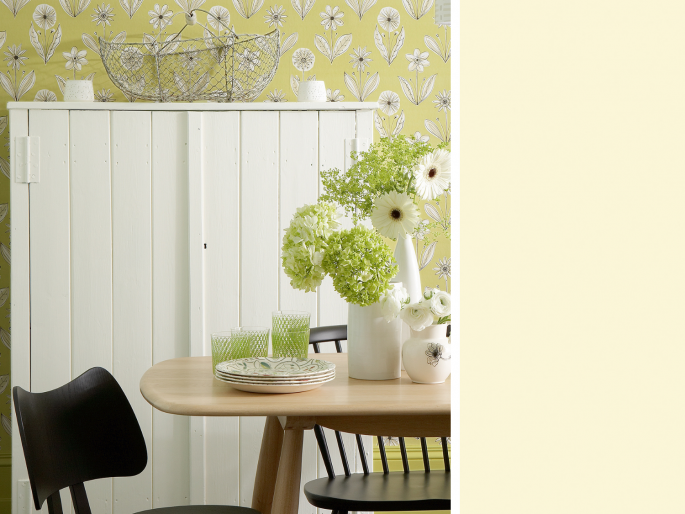 Little Greene - First Light 49 op een meubel