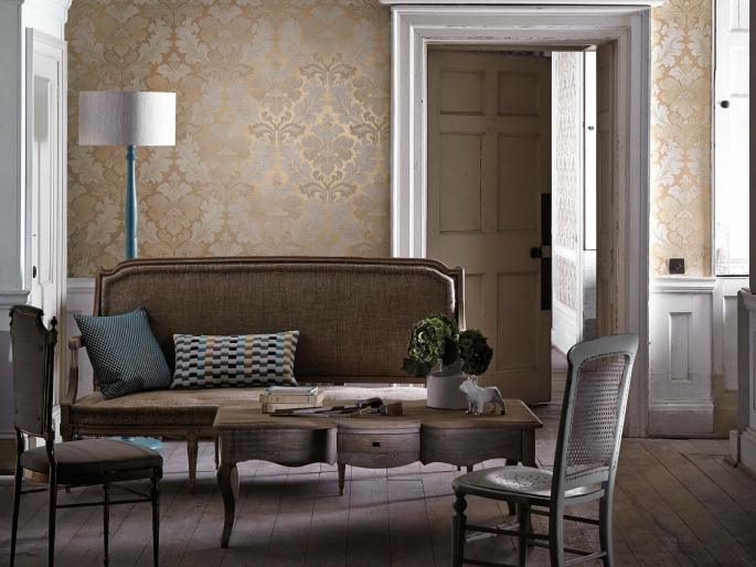 Bonaparte - Pure Gold behang van Little Greene met oude meubelen voor een klassieke uitstraling