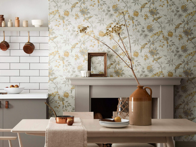 Little Greene behang Brooke House - Cinder toegepast bij een schouw in een keuken met aardse tinten