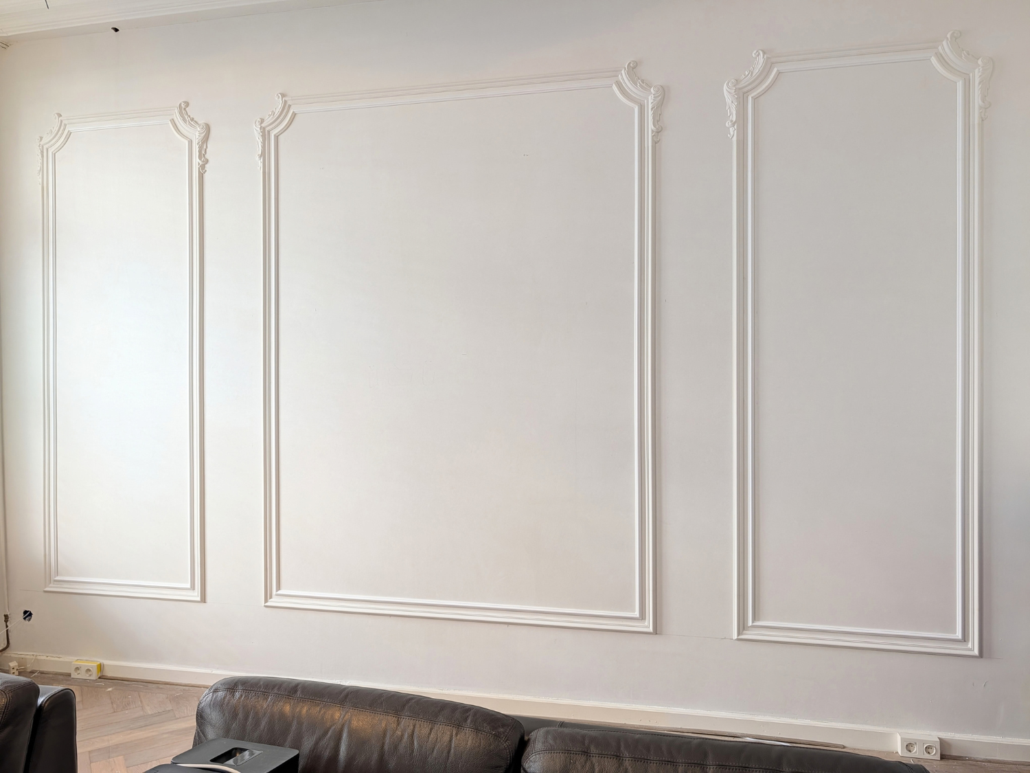 Wandlijsten met ornamenten toegepast als klassieke wandkaders